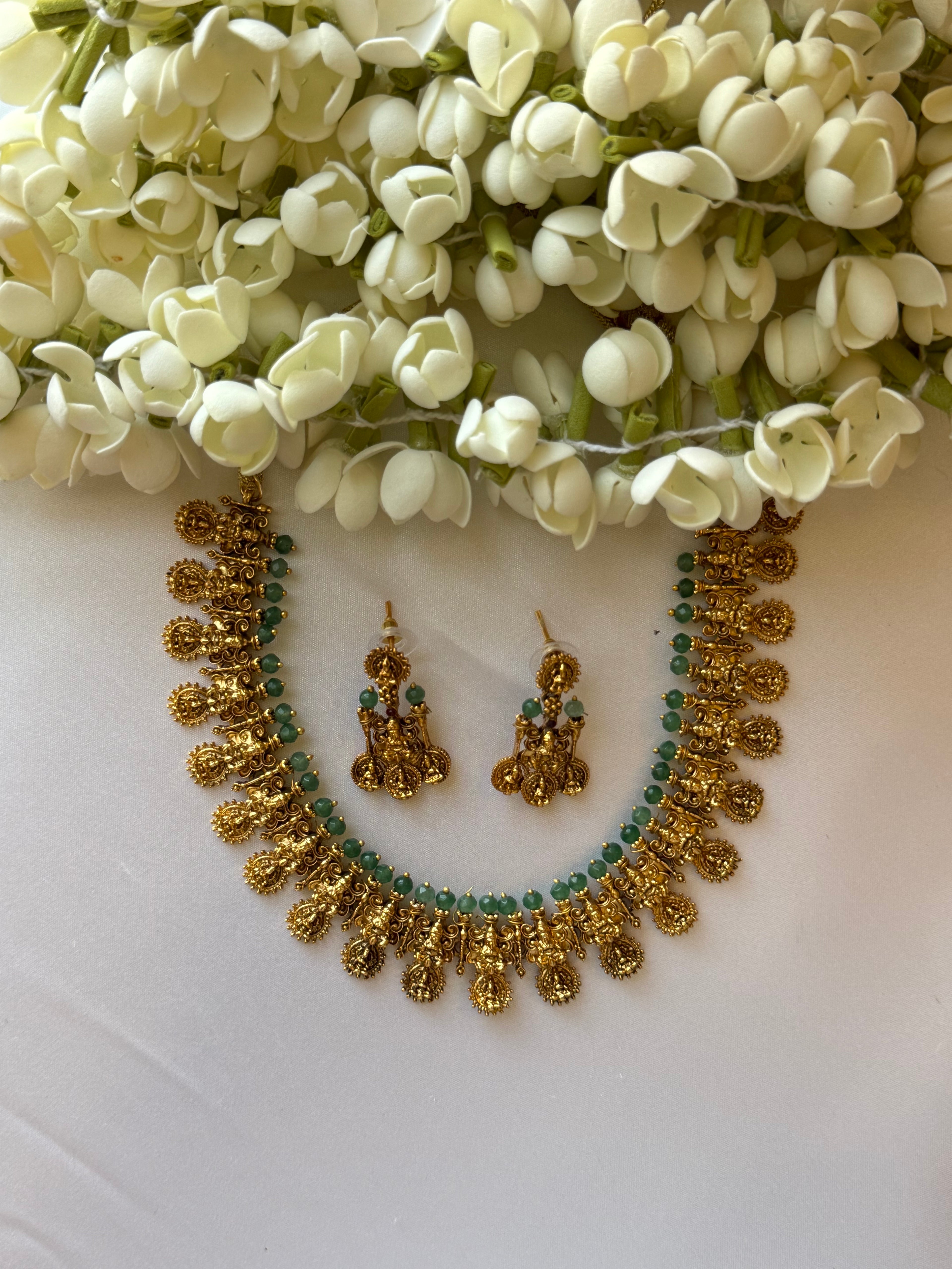 Ahaana Necklace with Earrings
