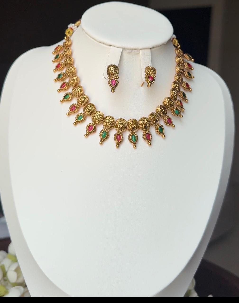 Aarini necklace with Earrings
