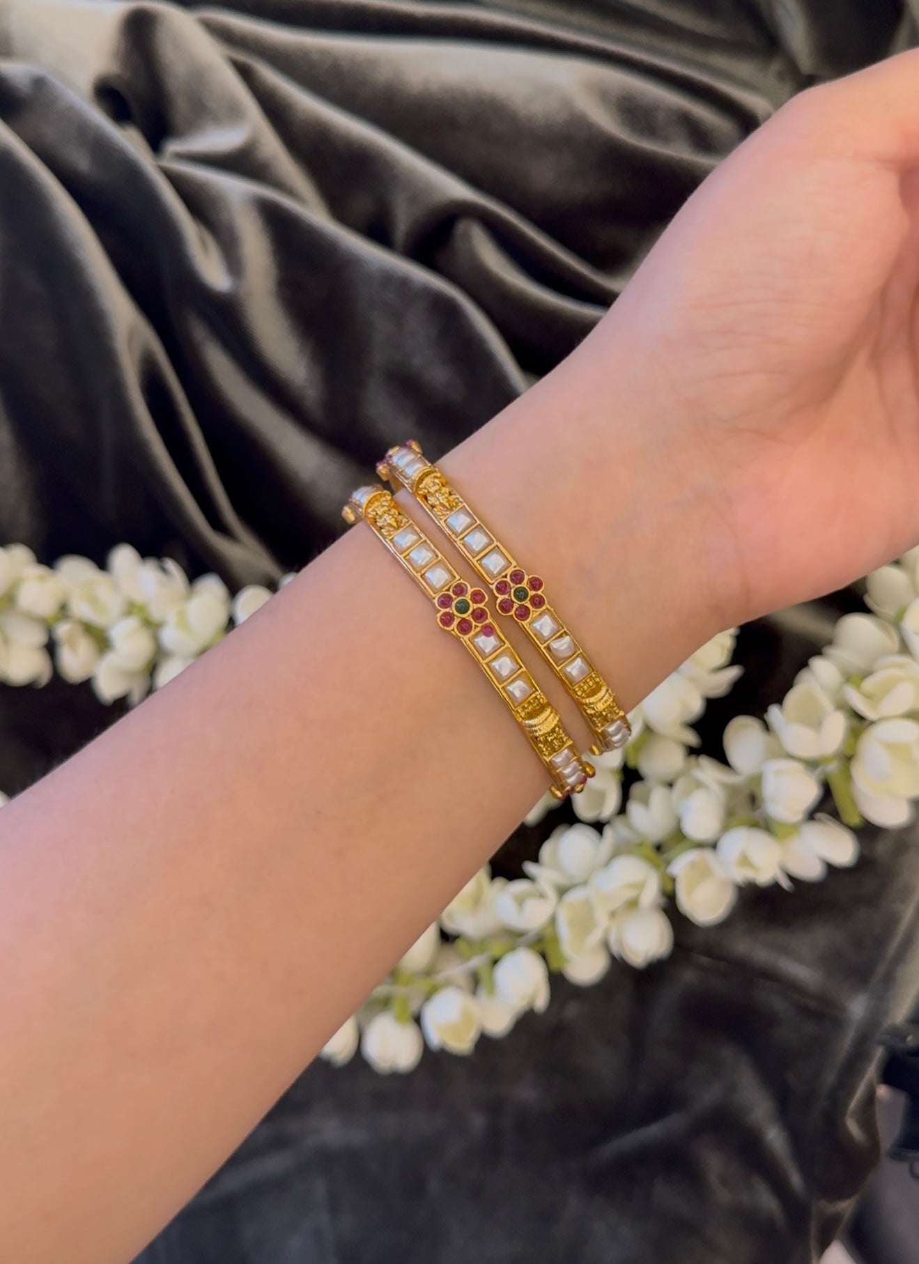 Pearl flower Bangle