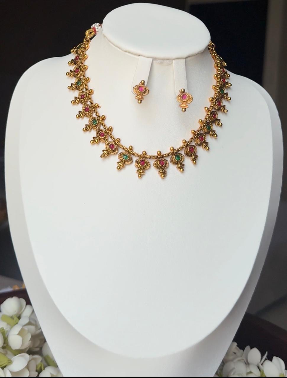 SUFI CHOCKER WITH EARRINGS