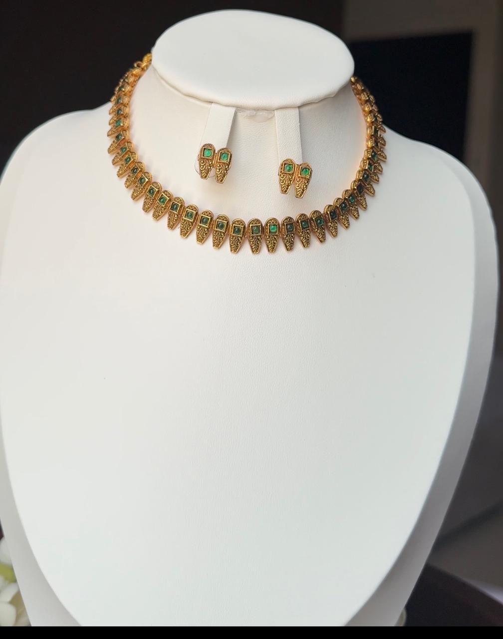 GREEN PETAL  CHOAKER