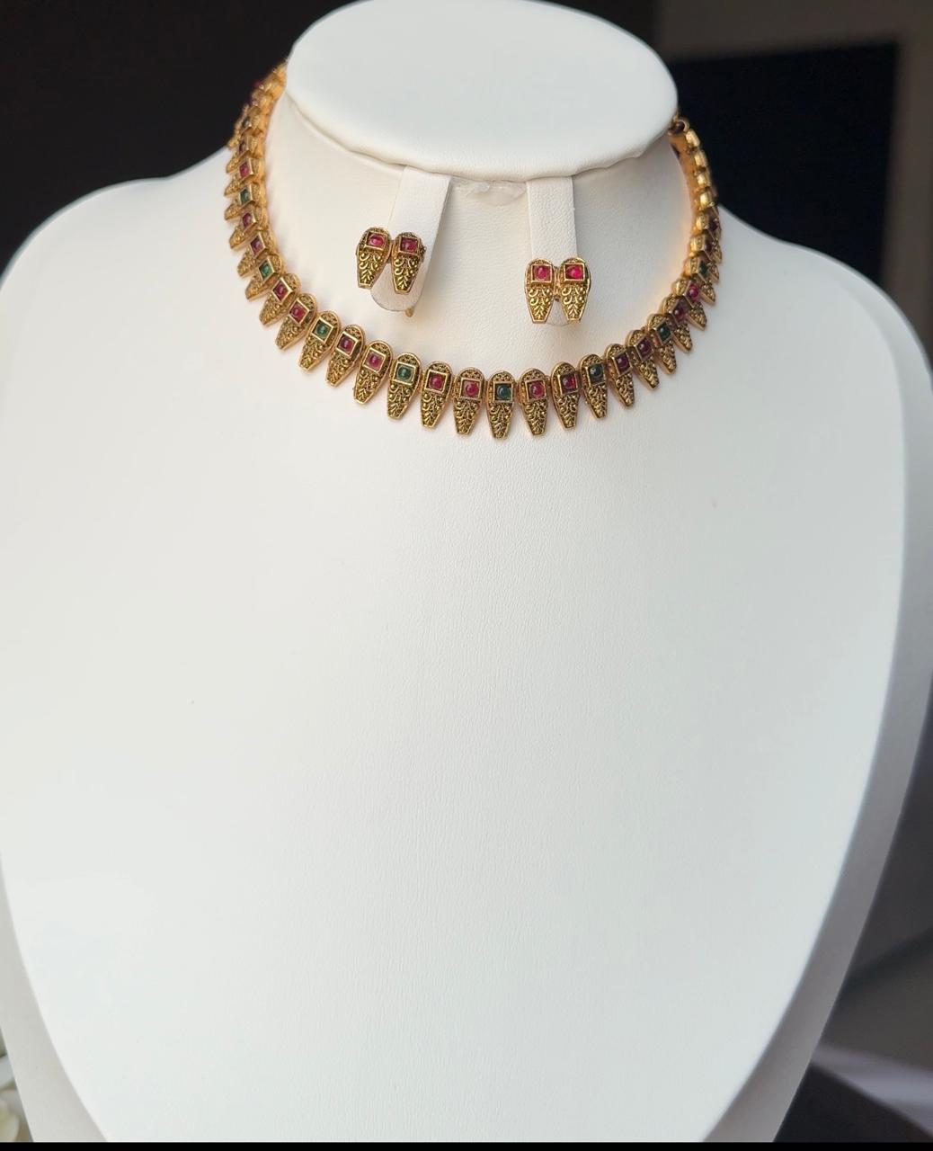 MULTI COLOR PETAL CHOKER