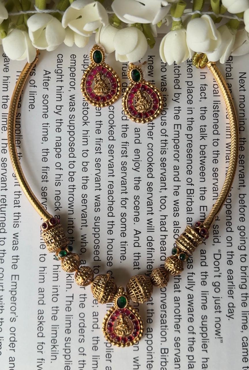 TANVIKA NECKLASE WITH EARINGS