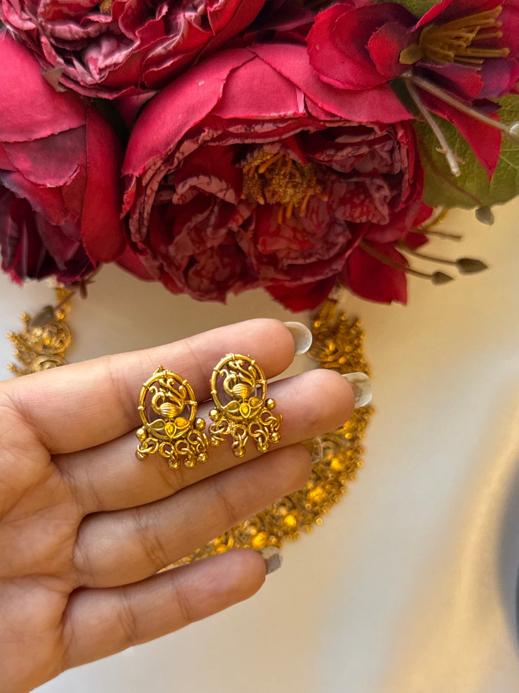 Non Idol Gold Necklace with Earrings