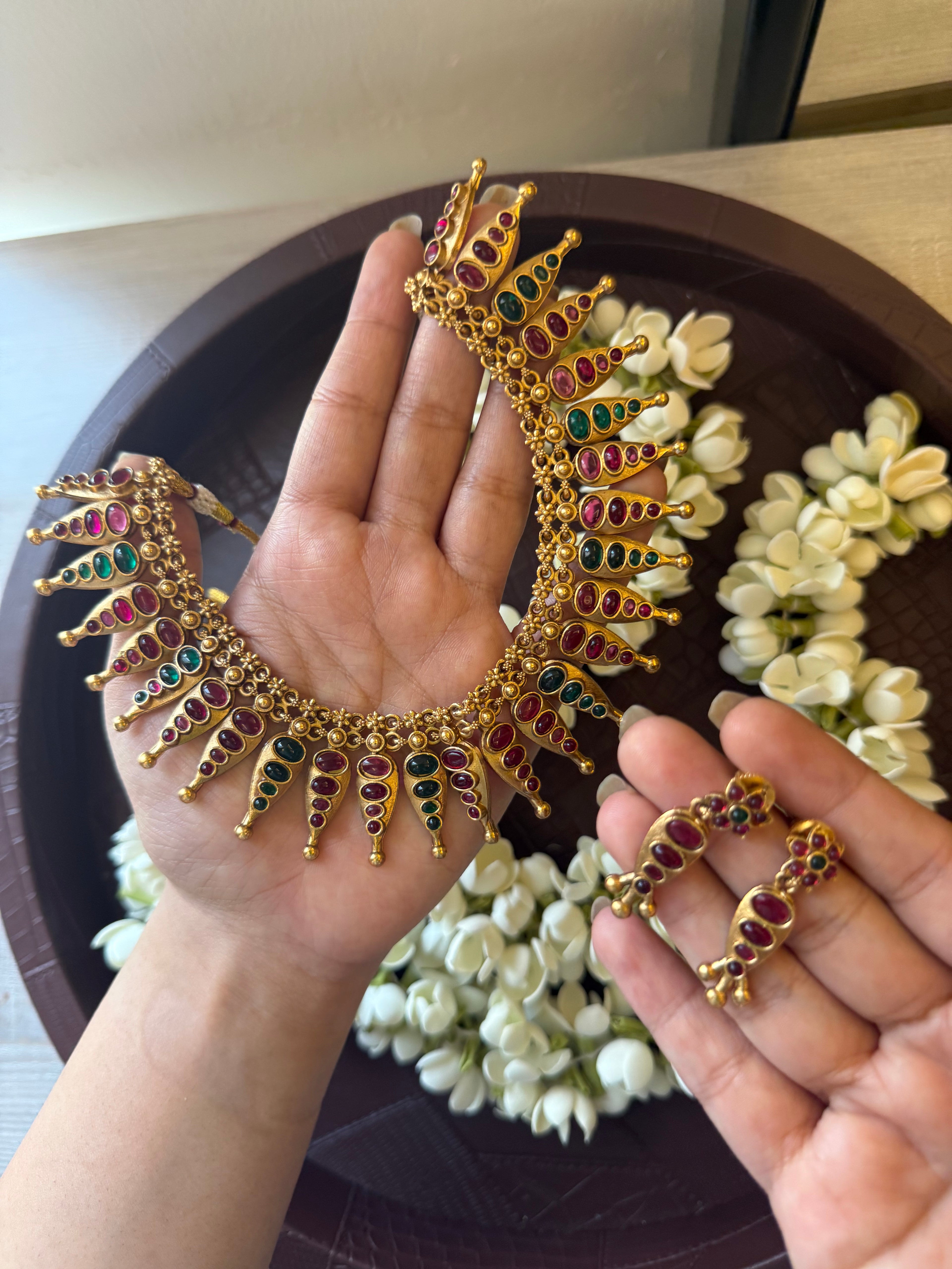 Non Idol Necklace With Earrings