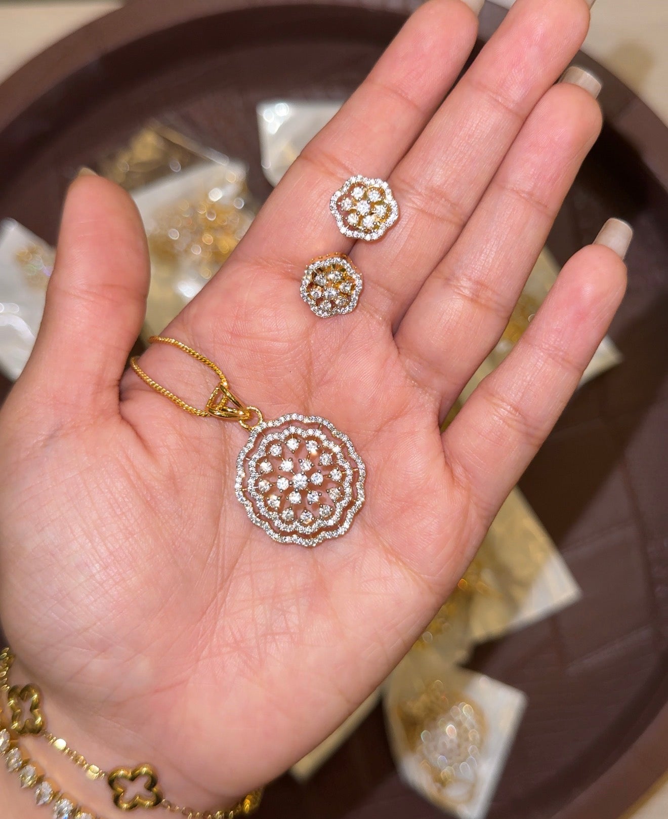 Diamond Gold Joint pendant set with chain