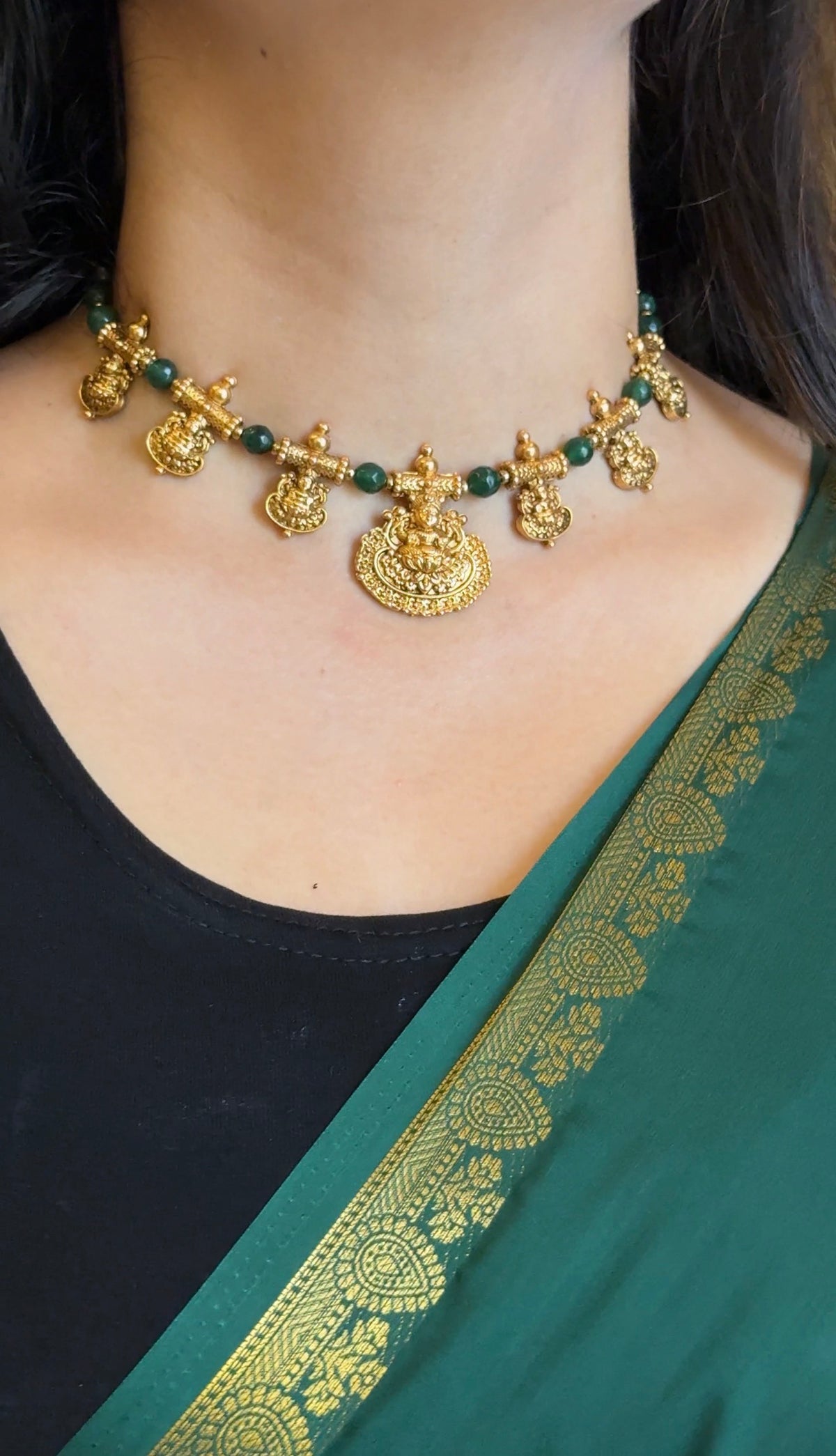 GREEN IDOL NECKLACE WITH EARRINGS