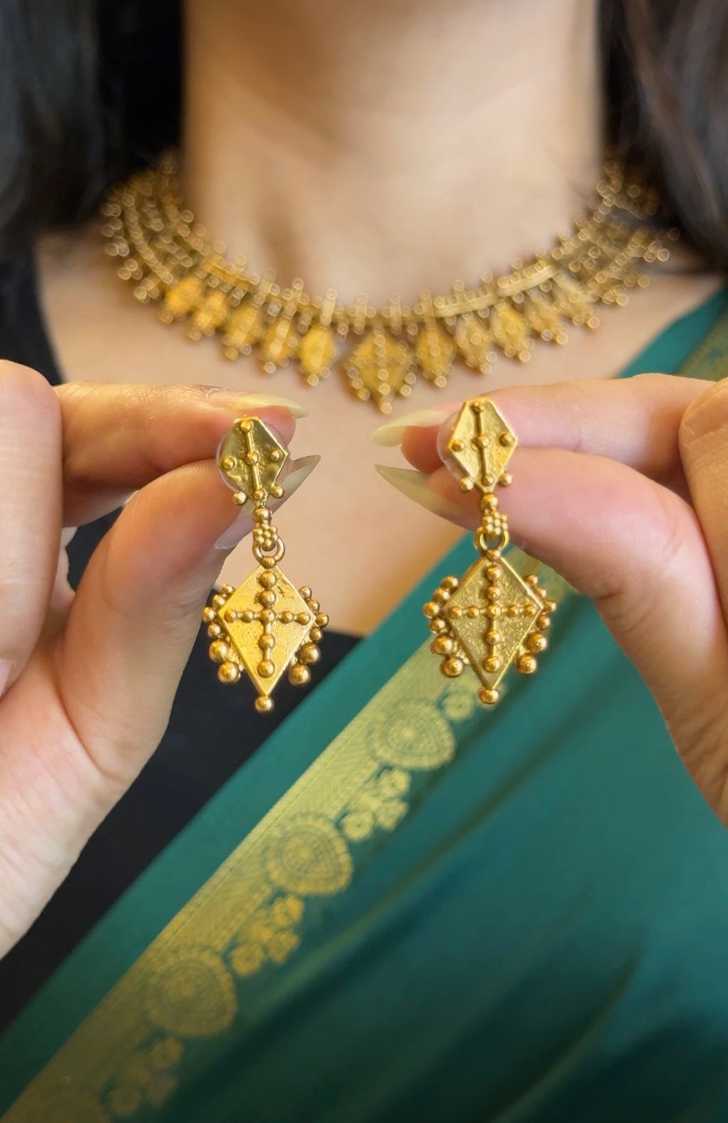 SIMPLE GOLD NECKLACE WITH EARRINGS