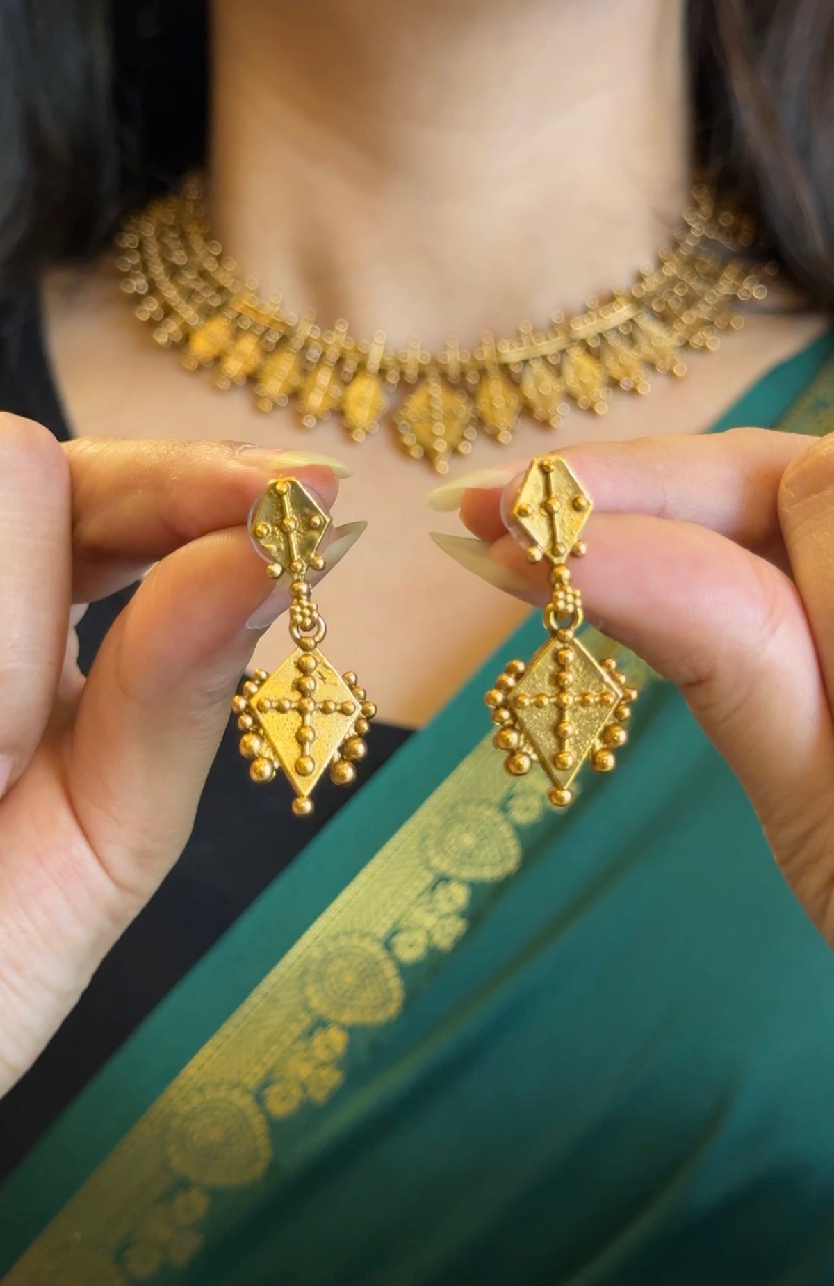 SIMPLE GOLD NECKLACE WITH EARRINGS